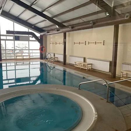 Acogedor En Con Piscina Acceso Directo A Silla