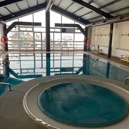 Acogedor En Con Piscina Acceso Directo A Silla